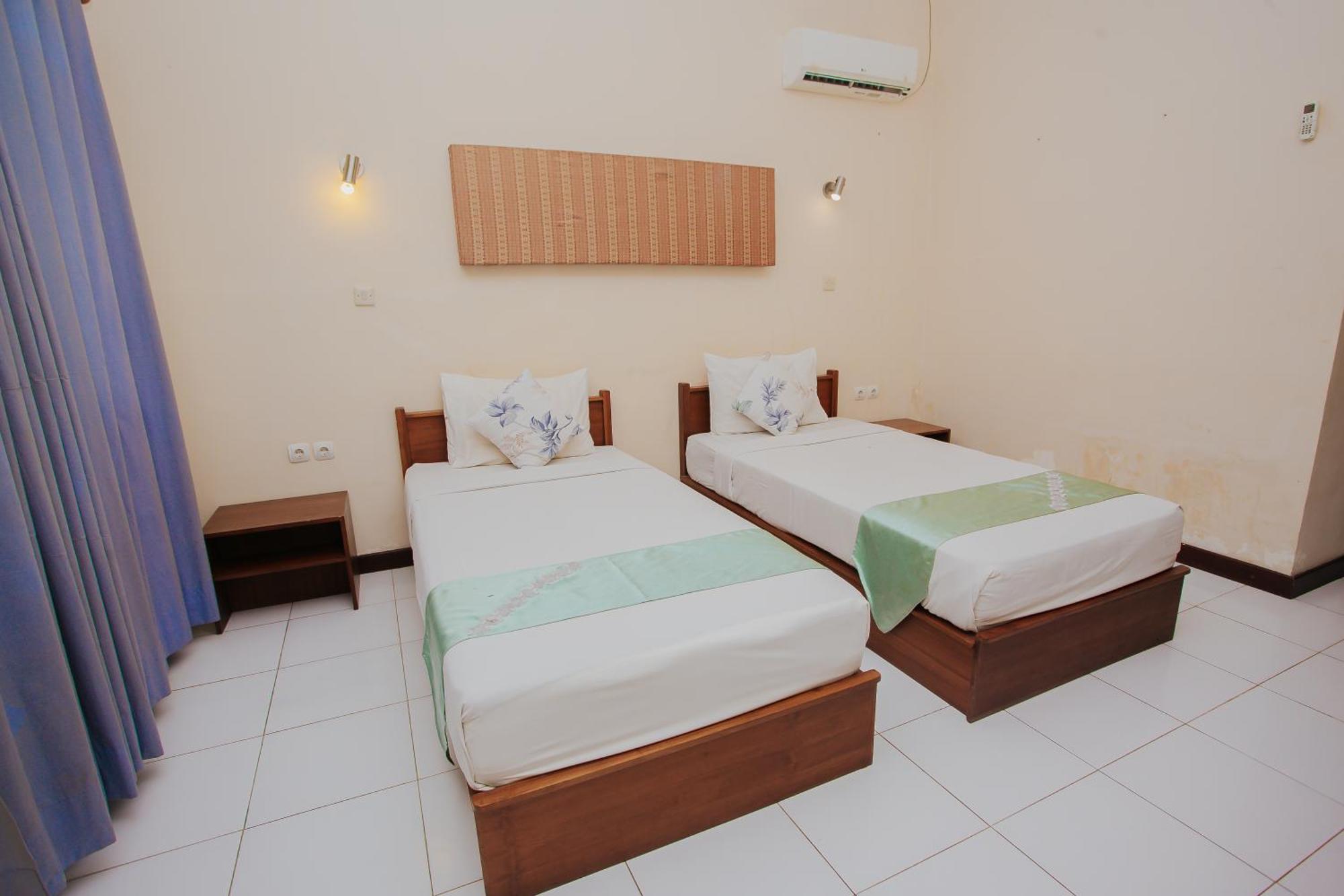 Medana Bay Marina Hotel Paloh Exterior photo